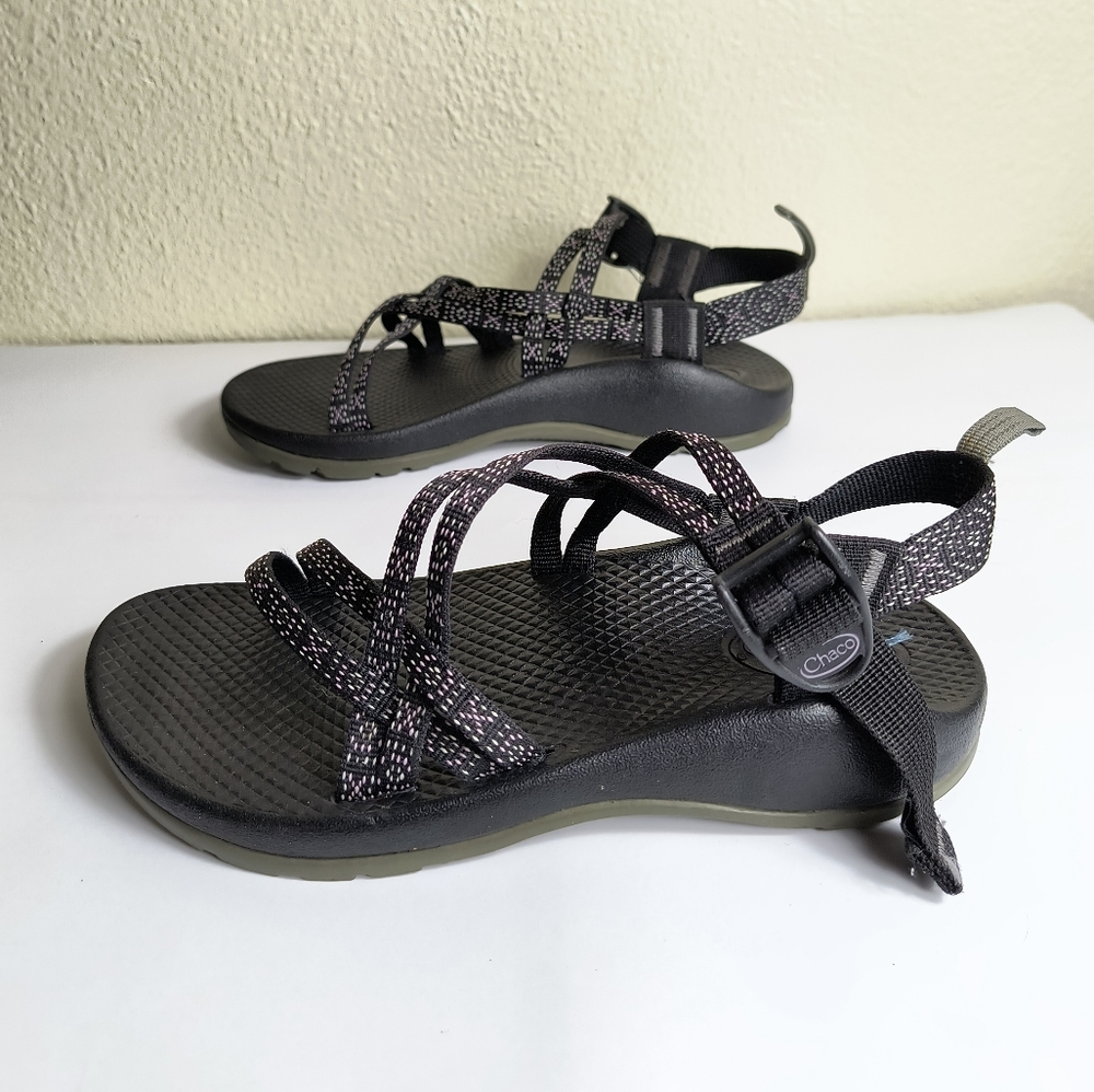 Chaco Big Girls 4 Hiking Black Strappy Sandals with Glossy Textured Straps